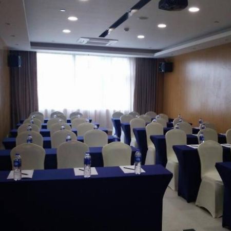 Holiday Inn Express Shanghai Nanhuizui Exterior photo