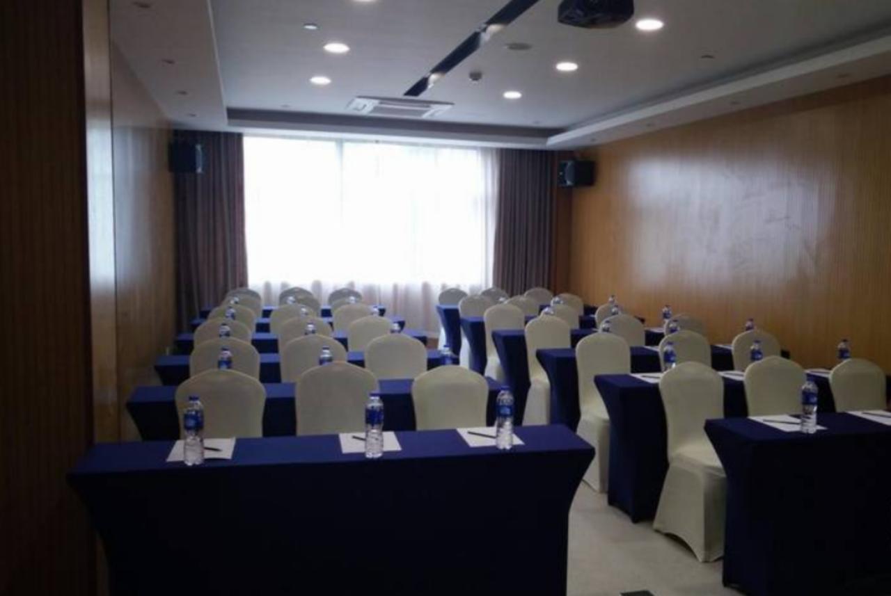 Holiday Inn Express Shanghai Nanhuizui Exterior photo